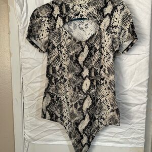 Short sleeve body suit